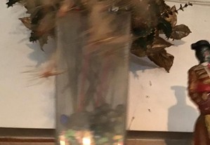 jarra transparente com arranjo floral de natal