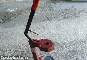 Aparelho manual mete rolhas
