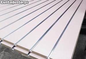 Painel de MDF laminado FAIA ranhuras e perfis de alumínio para suporte de exibição em Lojas ou Garagens