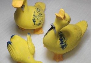 Familia de patos amarelos