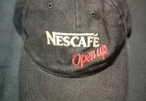 Boné em tecido com a publicidade dos cafés Nescafé Open up