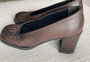 Sapato castanho vintage ( portes incluídos)