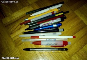 Várias canetas com logótipo ou publicidades.