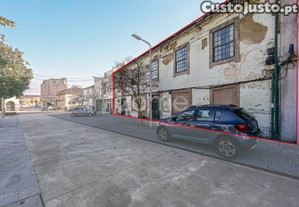 Moradia Com Terreno Situada Na Praça Principal...