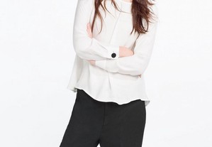 Blusa branca com botões grandes no punho da Zara Woman