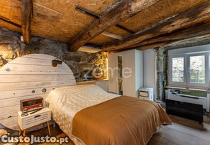 Moradia De 2 Pisos - T1, Totalmente Remodelada,...