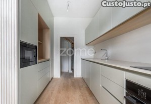 Moradia T3 De Traça Clássica Na Constituição,...