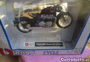 Mota Miniatura TRIUMPH Bonneville Bobber 1/18 Burago Of.do Envio