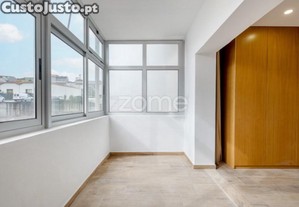 Escritório Transformado Em T0 Na Rua Pinto...