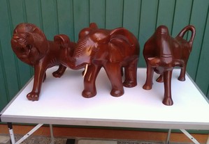 Três animais em madeira maciça esculpidos á mão