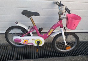 Bicicleta infantil de menina.