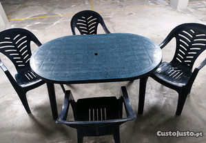 Mesa e 4 cadeiras de plástico para exterior usadas