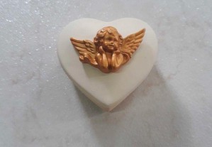 Caixa decorativa formato coração com anjo