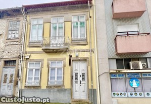 Prédio De 2 Pisos Com 4 T0s E Logradouro, No...