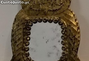 Chapa recortada em forma de mocho, pintada, com espelho