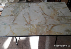 Mesa de cozinha em metal c/ tampo em tons mármore