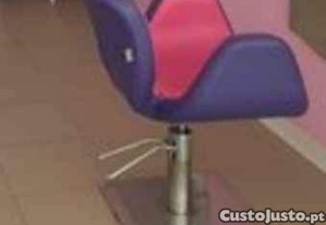 Cadeira elevatória para cabeleireiro/a