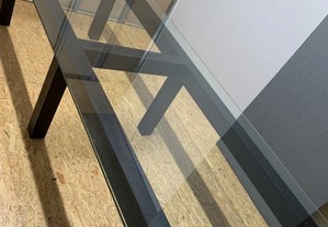 Mesa em madeira com tampo em vidro