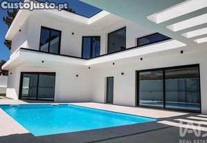 Moradia isolada T4 em Corroios de 352 m²