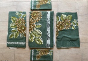Conjunto de banho de cor verde com flores