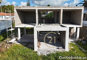 Moradia T2 em fase de Construção situada em Porto Martins, Praia da Vitória, Ilha Terceira, Açores.