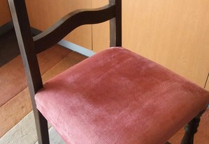 Cadeira em madeira encerada almofadada