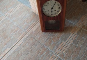 Relógio pequeno muito antigo,em muito bom estado,funciona,precisa de uma revisão