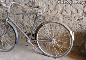 Bicicleta Pasteleira em estado razoável