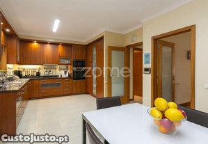 Moradia T4 De 3 Frentes Perto Metro Lidador