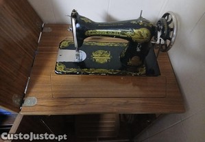 Maquina de costura com movel com mais de 30 anos