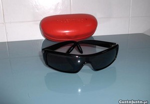 Óculos de sol pretos Valentino