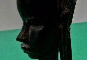 Busto de mulher africana em pau preto