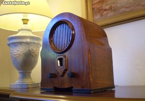 Radio antigo com 40 aos de idade