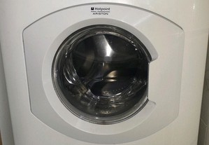 Máquina de lavar roupa marca Hotpoint Ariston avariada