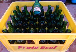 grade com 30 garrafas antigas Fruto Real