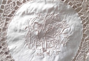 Grande toalha de mesa com círculos de linho bordados e crochet 172x375cm