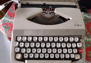 Maquina de escrever c/mala impecavel