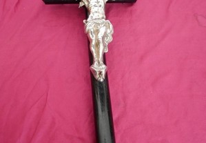 Cristo da Cruz metal prateado assente em madeira