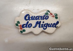"Quarto do Miguel" para quarto de criança