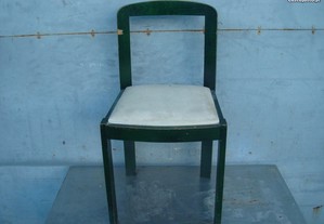 Cadeira em madeira antiga