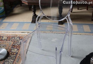 Cadeira em Acrlico Transparente 