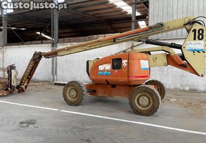 Plataforma Elevat�ria JLG 600 AJ a funcionar.