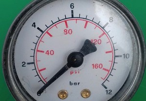 Manómetro de pressão de ar.