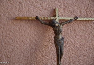 Crucifixo em metal dourado e Cristo em bronze