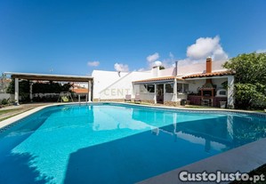 Moradia T5 totalmente renovada, com piscina, 15 minutos a pé da Praia de S. Julião, na Carvoeira, Ericeira, Mafra