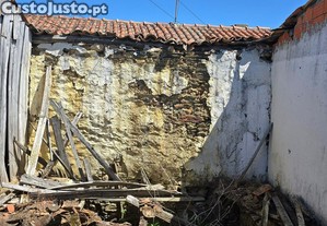 Oportunidade nica em Mirandela: Casa para Recuperar por 26.000 