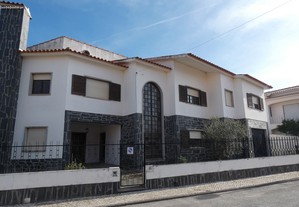 Moradia T5 ISOLADA no Centro de Torres Vedras com garagem e jardim