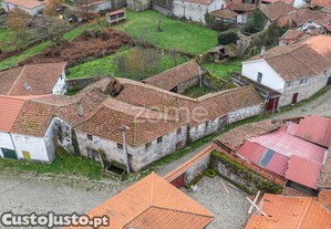 Moradia De 2 Pisos Com Pátio Para Reconstruir -...
