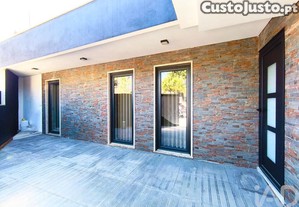 Moradia geminada T3 em Mazarefes e Vila Fria de 110 m²