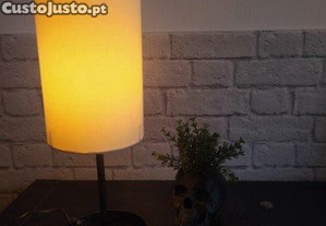 Candeeiro de mesa em ferro preto